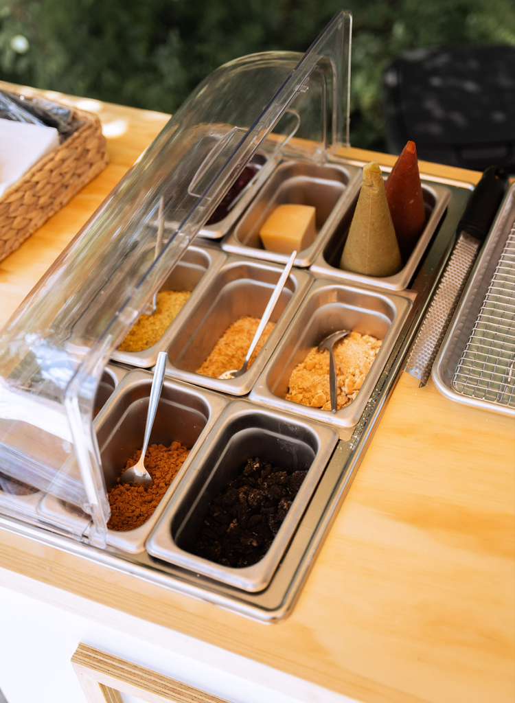 Barra de toppings del carrito Baska con caramelo, granola y coulis